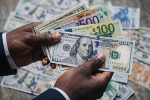 Dólar bajó 92 centavos y euro 29; eran vendidos 59.92 y 71.83