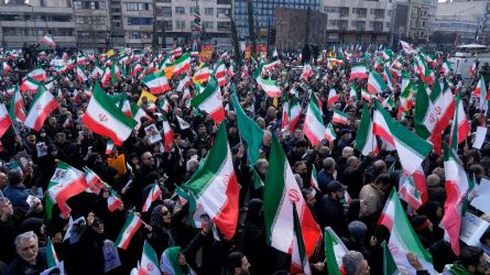 IRAN: Miles salen a las calles a respaldar nuevo líder supremo