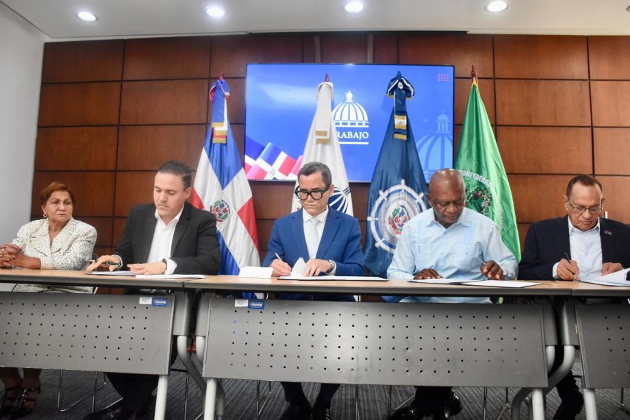 Firman pacto el Sindicato y la Autoridad Portuaria de la RD imagen