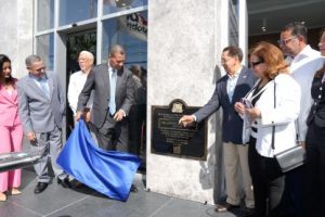 Devela tarja en honor a Orlando Martínez en edificio del Indotel