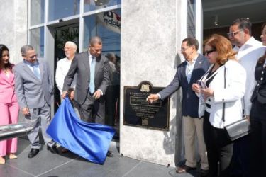 Devela tarja en honor a Orlando Martínez en edificio del Indotel