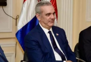 Presidente Abinader comparte con dominicanos en París