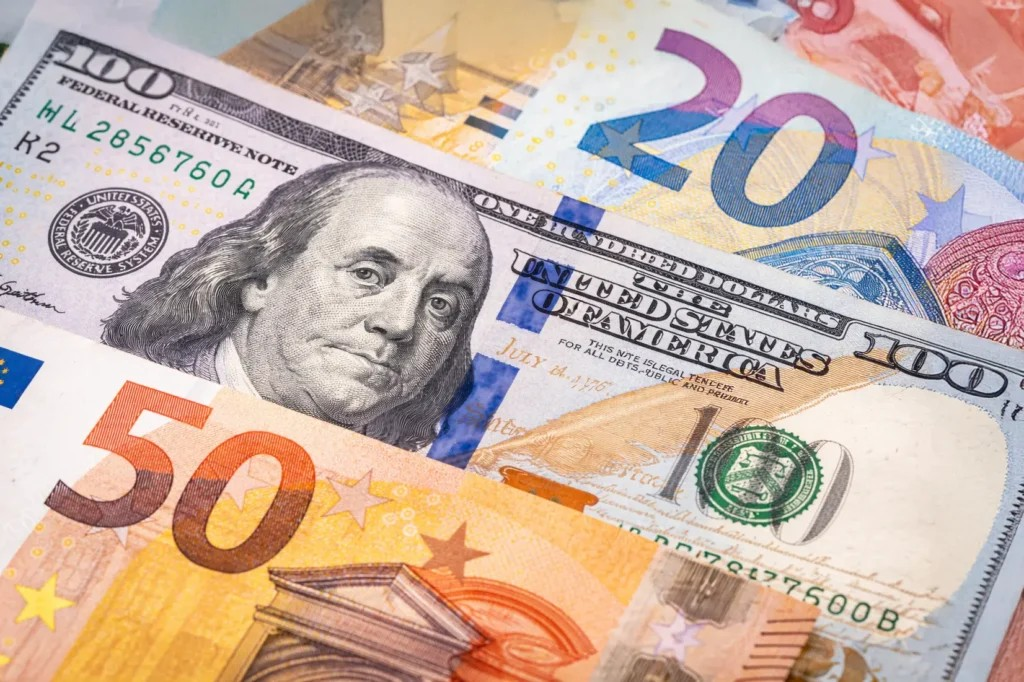 Dólar subió 85 cts y el euro 34; eran vendidos a $59.93 y $71.81