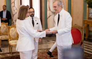 Abinader recibe credenciales seis nuevos embajadores en RD