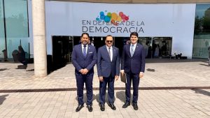 BARCELONA: R. Dom. asiste a cumbre en defensa democracia