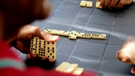 NY: El dominó, más que un juego, una costumbre que entretiene NY: El dominó, más que un juego, una costumbre que entretiene