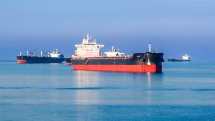 Decenas de petroleros iraníes burlan bloqueo naval de EE.UU.