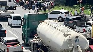 Tres personas murieron tras ser arrolladas en autopista 6 Nov.