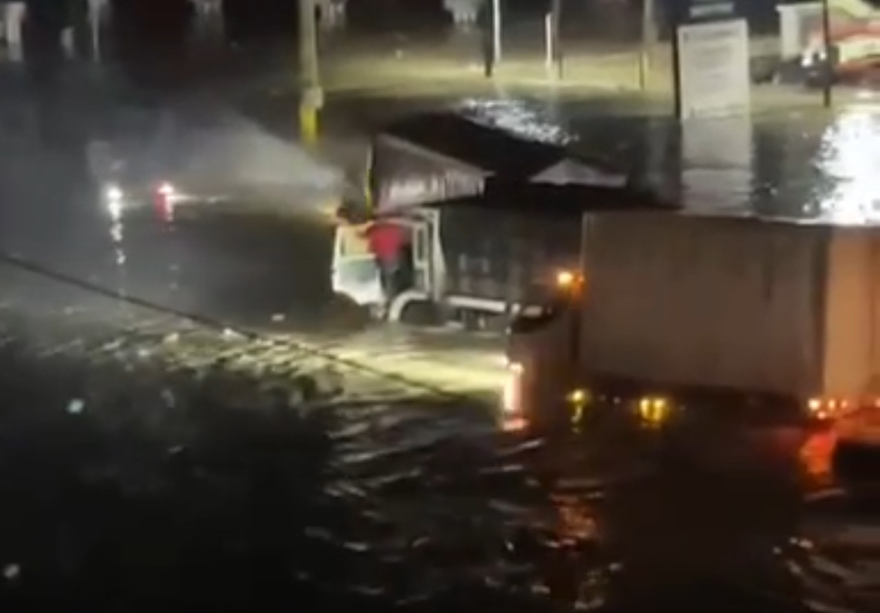 Inundaciones afectan tránsito vehículos en autopista Duarte