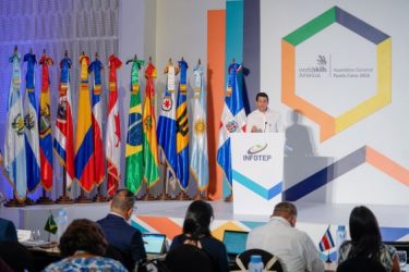 Ministro reafirma compromiso formación técnico profesional