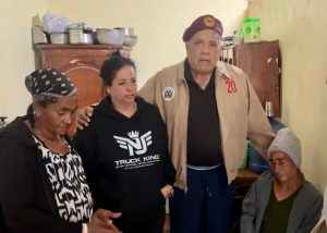 Moreta entrega alimentos a damnificados por lluvias