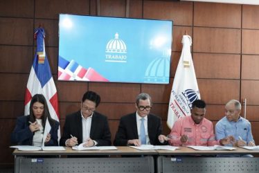 Empresa minera, obreros y Gobierno firman un acuerdo Empresa minera, obreros y Gobierno firman un acuerdo