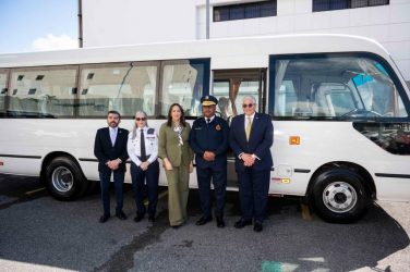 Banreservas dona minibús al Cuerpo de Bomberos del DN