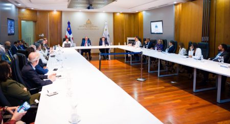 Gobierno se reúne con sectores en busca de consenso ante crisis Gobierno se reúne con sectores en busca de consenso ante crisis