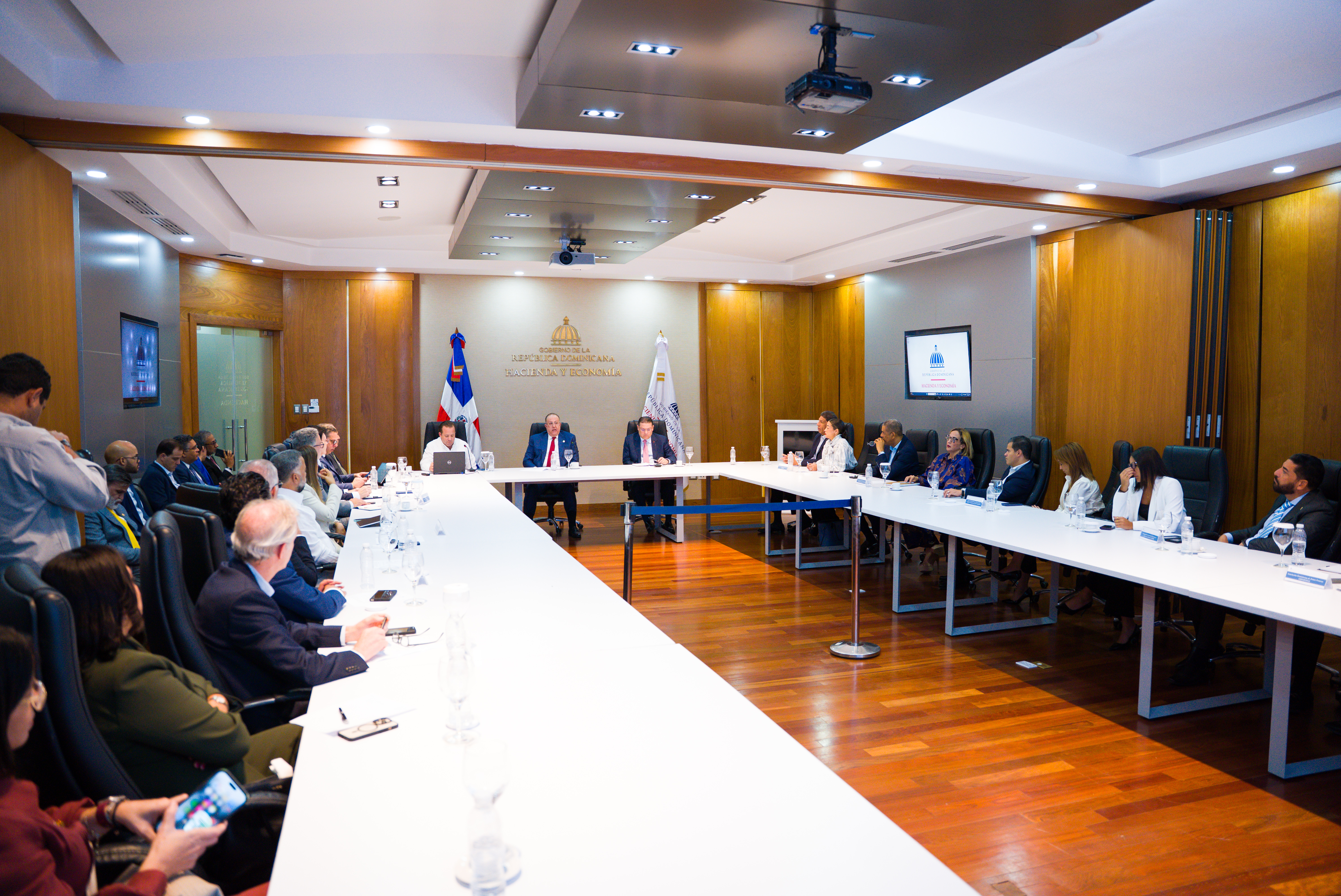 Gobierno se reúne con sectores buscando consenso ante crisis imagen