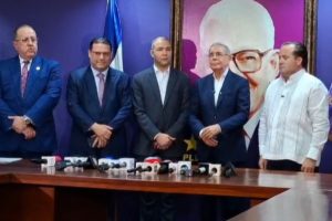 Funcionarios hablan con Danilo sobre impacto de crisis en la RD Funcionarios hablan con Danilo sobre impacto de crisis en la RD