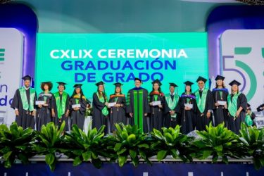 La UCE gradúa 915 nuevos profesionales de grado en SPM La UCE gradúa 915 nuevos profesionales de grado en SPM