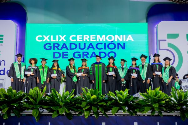 La UCE gradúa 915 nuevos profesionales de grado en SPM imagen