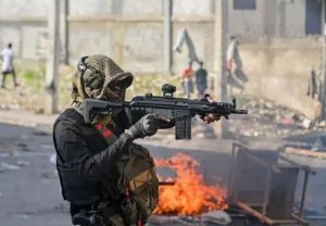 Policía y bandas se enfrentan a tiros en Haití en zona masacre