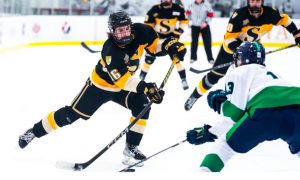 Cómo en el hockey un defensor decide la entrada en la zona