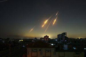 Misiles iraníes causan graves daños materiales en Tel Aviv Misiles iraníes causan graves daños materiales en Tel Aviv
