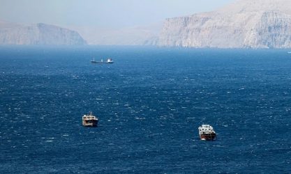 Trump dice Irán está en estado colapso; quiere reabrir Ormuz