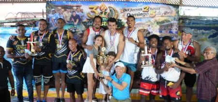 Premian a los ganadores Voleibol Playero de Hato Mayor