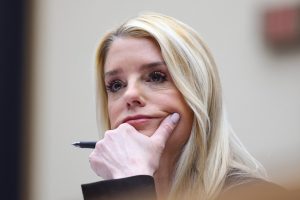 EEUU: La fiscal general, Pam Bondi, abandona el cargo