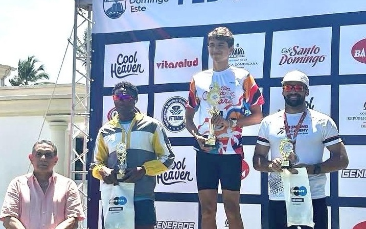David Ballesta gana título Élite Olímpico Triatlón Costa del Faro