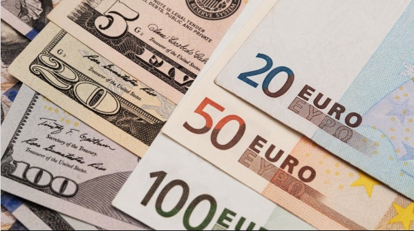 Dólar subió 25 cts. y el euro 3; eran vendidos a $60.80 y $73.10