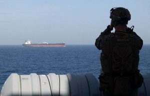 Trump ordena destruir barcos que coloquen minas en Ormuz