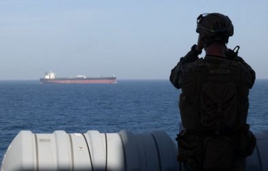 Trump ordena destruir barcos que coloquen minas en Ormuz