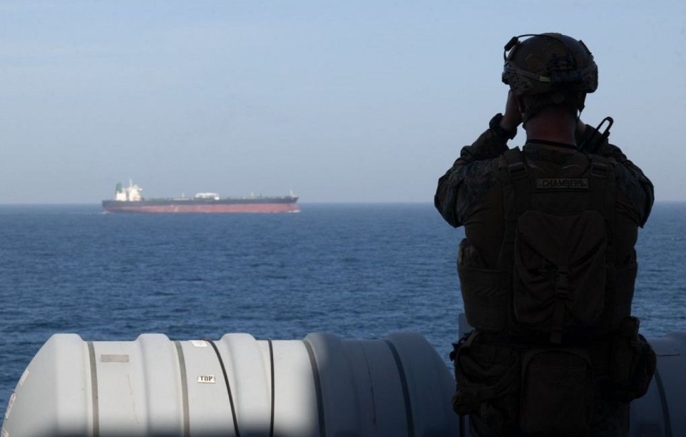 Trump ordena destruir barcos que coloquen minas en Ormuz