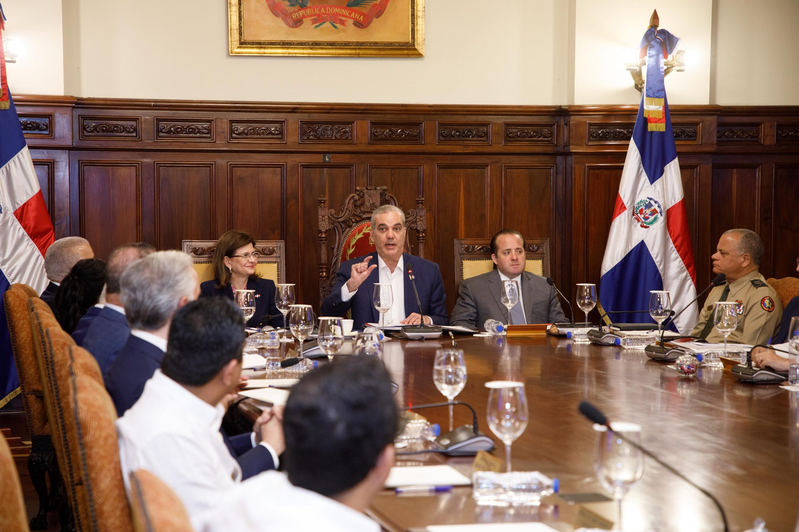 Gobierno restringe publicidad,    viáticos y reduce 50% a partidos