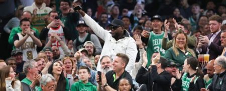 Expelotero Big Papi encabeza celebridades en playoffs NBA