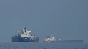 Irán declara totalmente abierto Ormuz; EU mantiene bloqueo