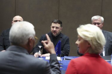 Buscan los 27 apoyen adhesión formal Ucrania a Unión Europea