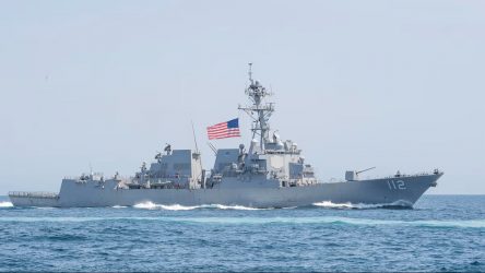 EEUU envía 2 destructores para 
«desminar» estrecho de Ormuz