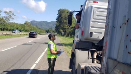 Obligan a vehículos pesados a transitar por el carril derecho