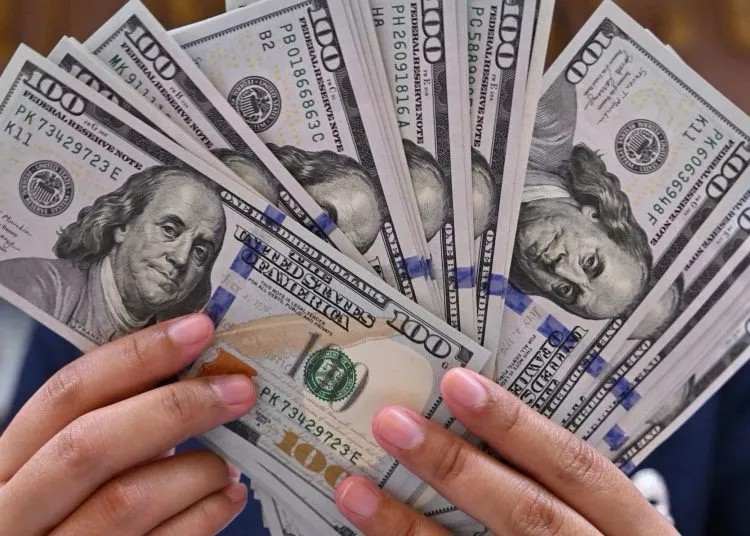 Dólar bajó 70 cts. y euro subió; eran vendidos a $61.18 y $72.70