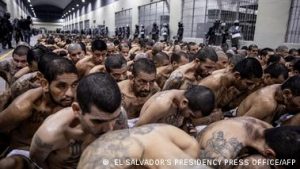 Comienza en El Salvador juicio contra más de 500 bandoleros