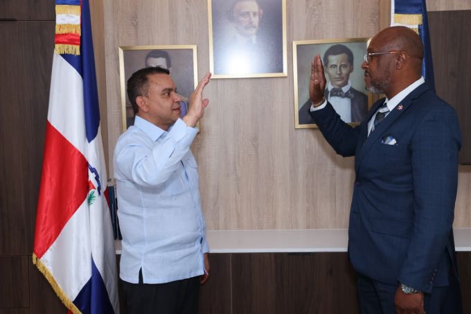 Juramentan nuevo director del Hospital Antonio Musa de SPM imagen