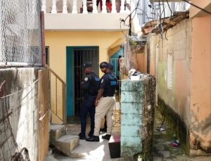 Arrestan padre niña hallada muerta dentro de una mochila