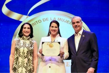 Poder Ejecutivo otorga a Angie Martínez Medalla al Mérito