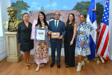 MIAMI: Consulado reconoce a diseñadora dominicana