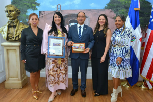 MIAMI: Consulado reconoce a diseñadora dominicana