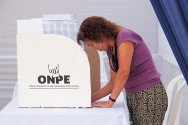 PERU: Detenido alto cargo del ente electoral en medio proceso