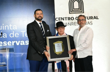 Banreservas reconoce aportes de Giovanny Cruz al teatro Banreservas reconoce aportes de Giovanny Cruz al teatro