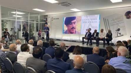 Soto Jiménez presenta “Los muchachos de la democracia” Soto Jiménez presenta “Los muchachos de la democracia”