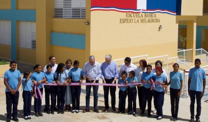Abinader inaugura una escuela básica en Santo Domingo Este